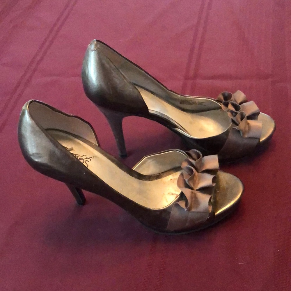 Carlos Santana Olive Heels, Size 6.5